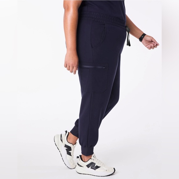 FIGS Set Uman Relaxed Jogger Scrub Pants & Relaxed Catarina One-Pocket Scrub Top - Picture 3 of 16